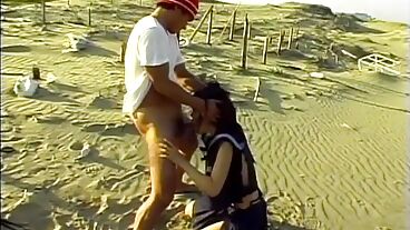 性感水手服荡妇在海滩上被窒息和操弄